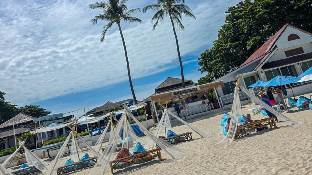 Al's beach bar. Showing the beach chairs, the bar and 2 palmtrees