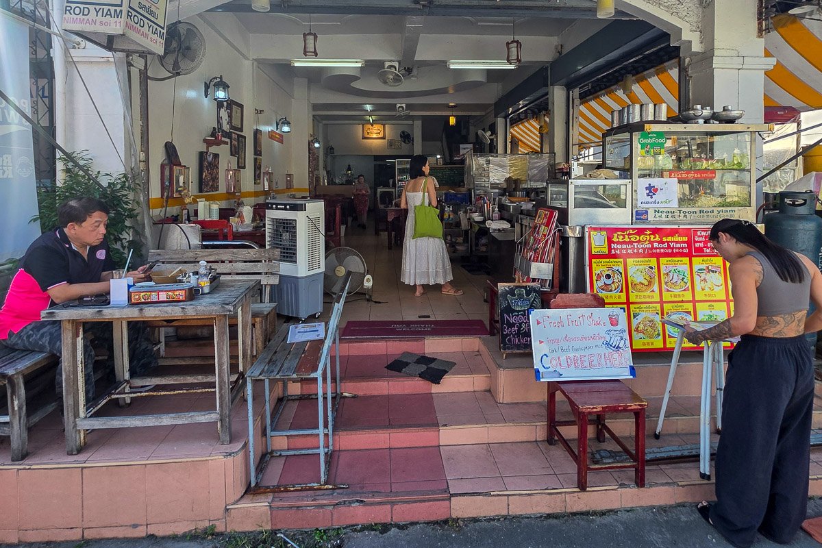 Exterior view of Neau-Toon Rod Yiam restaurant in Chiang Mai seen from the street