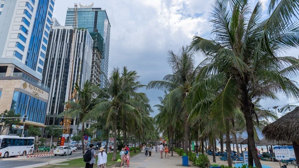 Beachfront walkway in Da Nang with hotels, palm trees and the beach beside it